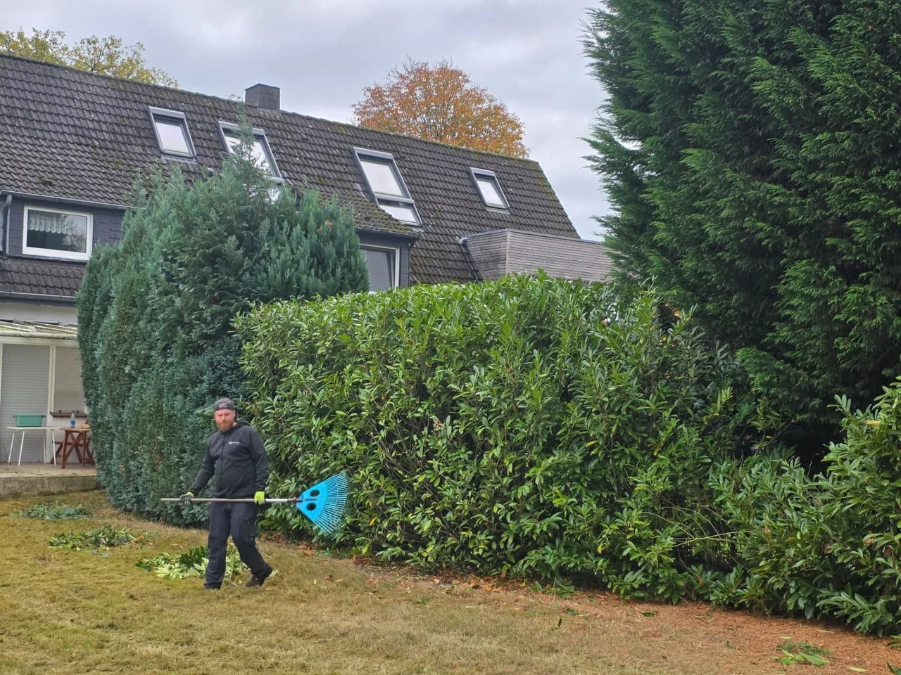 Arbeiten an einer Hecke aus einem AWD-Projekt