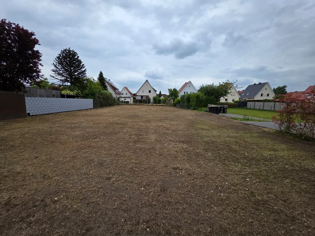 Dieselbe Gartenfläche während der Bodenvorbereitung